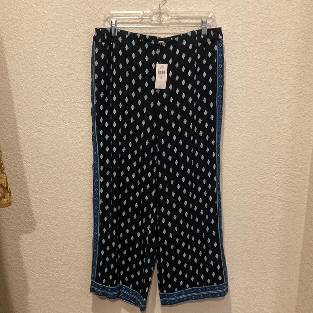 J Jill cropped pants. 25in inseam. Navy patterned Medium